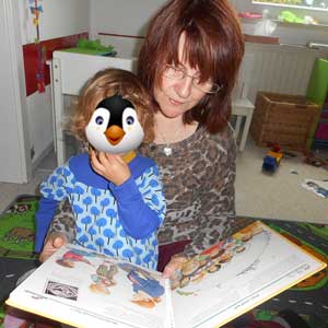 Ersatztagesmutti ''Iris'' beim Vorlesen